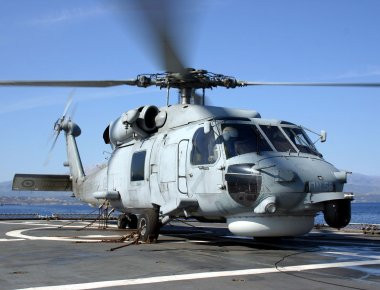 Μεταφορά τραυματία με ελικόπτερο Aegean Hawk του ΠΝ από τα Τρίκαλα Κορινθίας